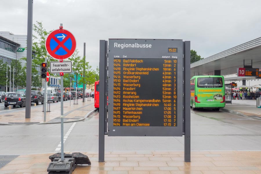 Display Busfahrzeiten Omnibusbahnhof Rosenheim