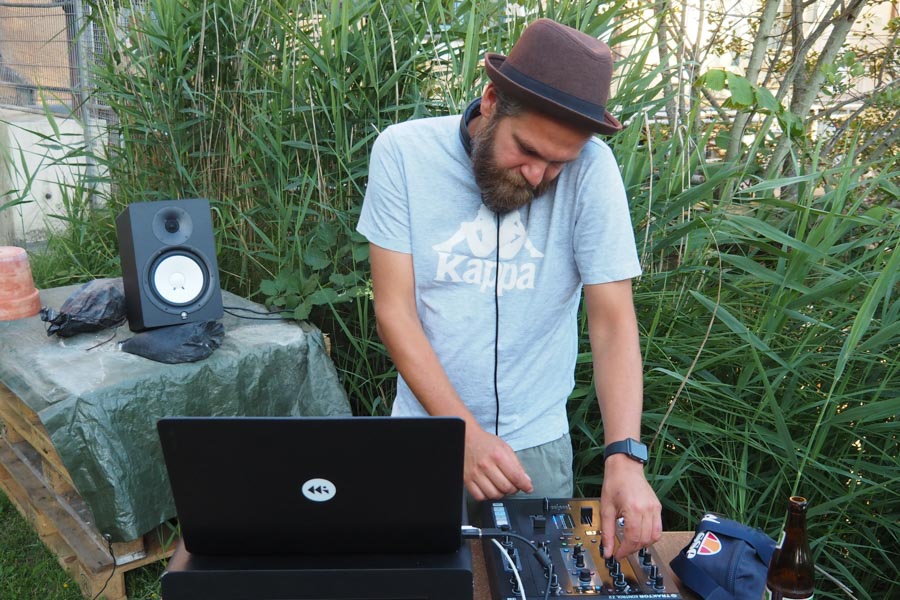 Live DJ Michael Fakesch (Funkstörung, KulturKlub Rosenheim) im Garten des Kunstvereins Rosenheim