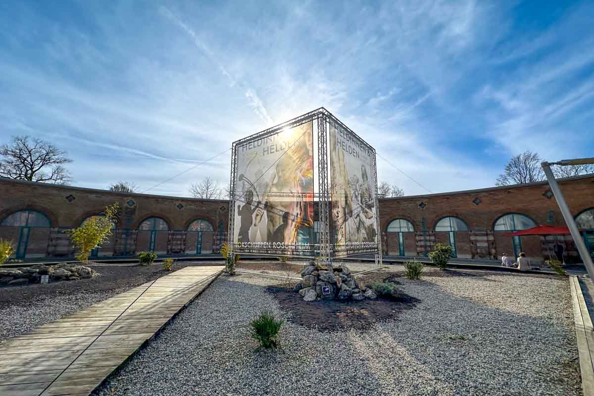 Lokschuppen Vorplatz Heldinnen und Helden ©Stadttipps Rosenheim