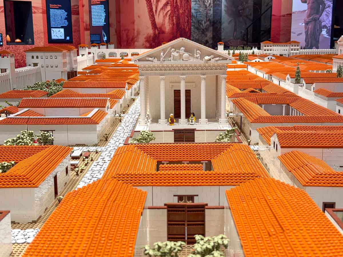 Stadt aus LEGO® Steinen in der Römer Ausstellung im Lokschuppen