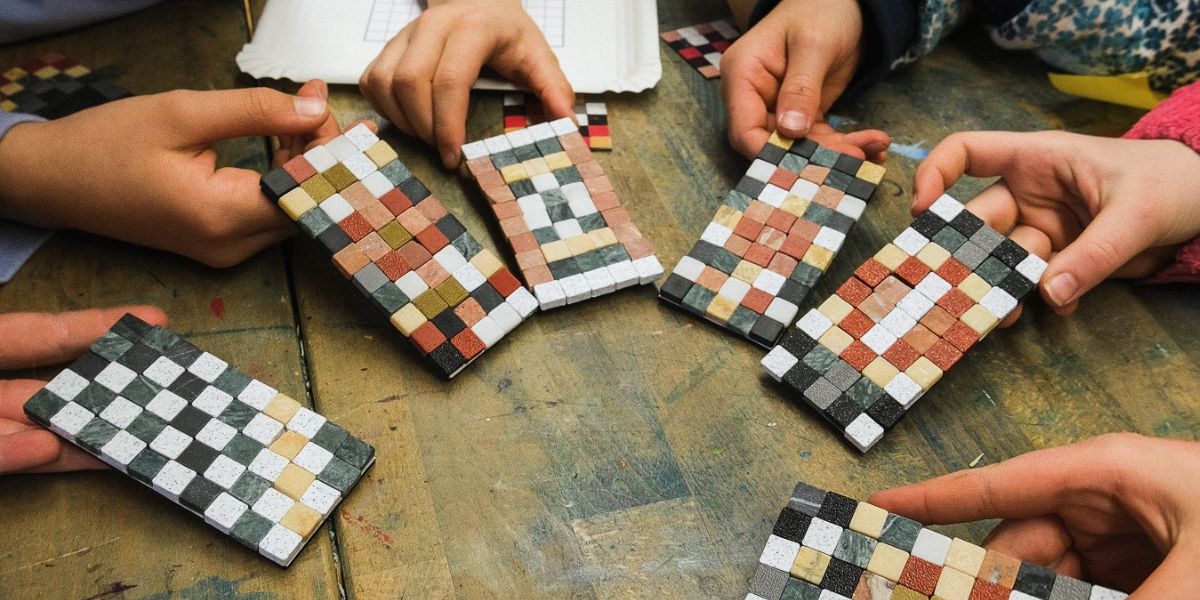 RÖMER-Familienworkshop Mosaik im Lokschuppen