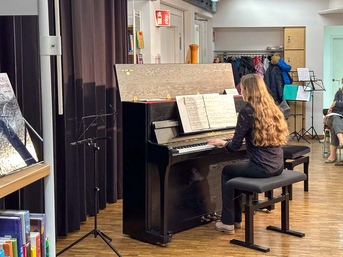 Musik zur blauen Stunde - Klaviermusik zwischen den Bücherregalen