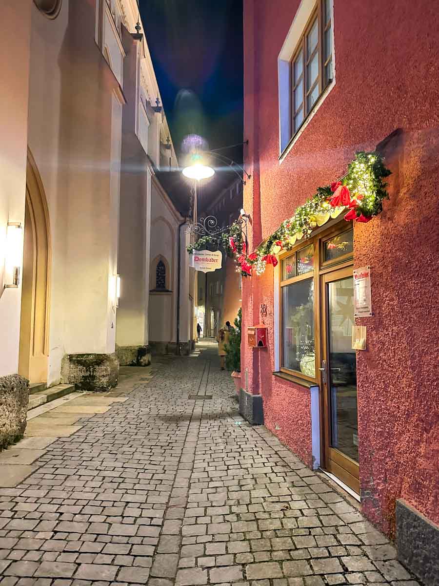 christkindlmarkt blick dombader gasse abends copyright stadttipps rosenheim