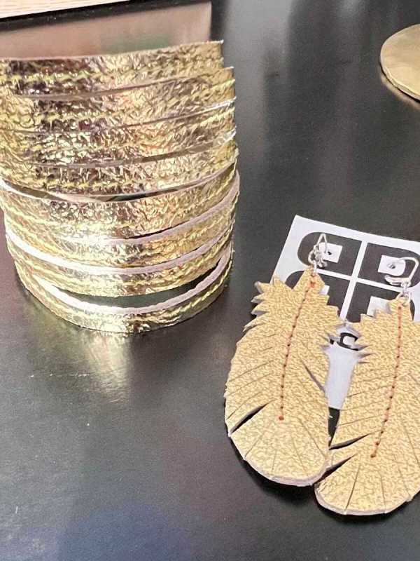 Ohrringe und Armband von Donata Design aus Leder mit Golddekor. Erhältlich im Mitter Store Rosenheim.