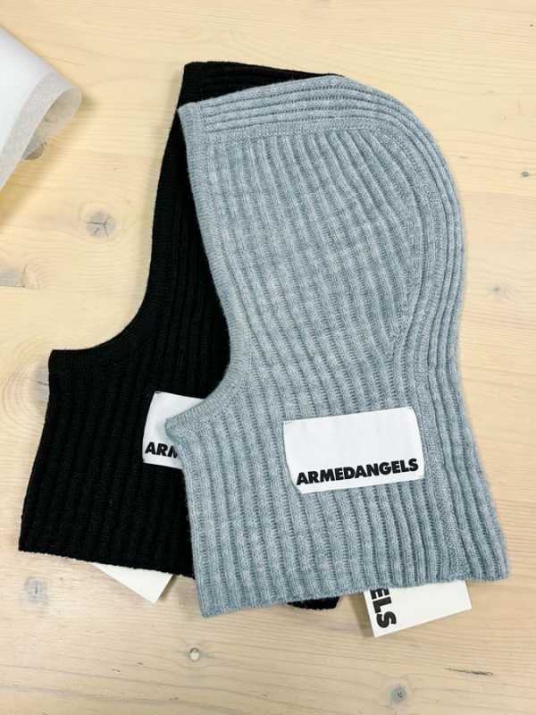 Wärmendes Geschenk: Woll Balaclava. Erhältlich im Precious Rosenheim.