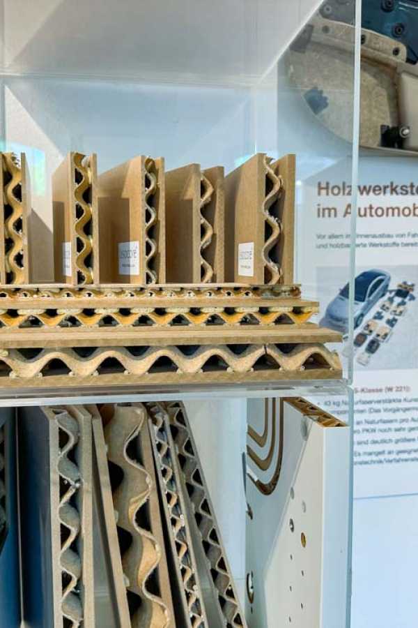 Ausstellung »Werkstoffe aus Holzfasern« im Holztechnischen Museum