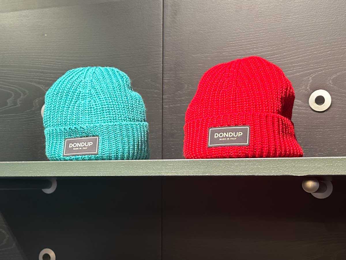 Bunt, cool & warm: Woll-Beanies von Dondup. Erhältlich bei Böck in Rosenheim.