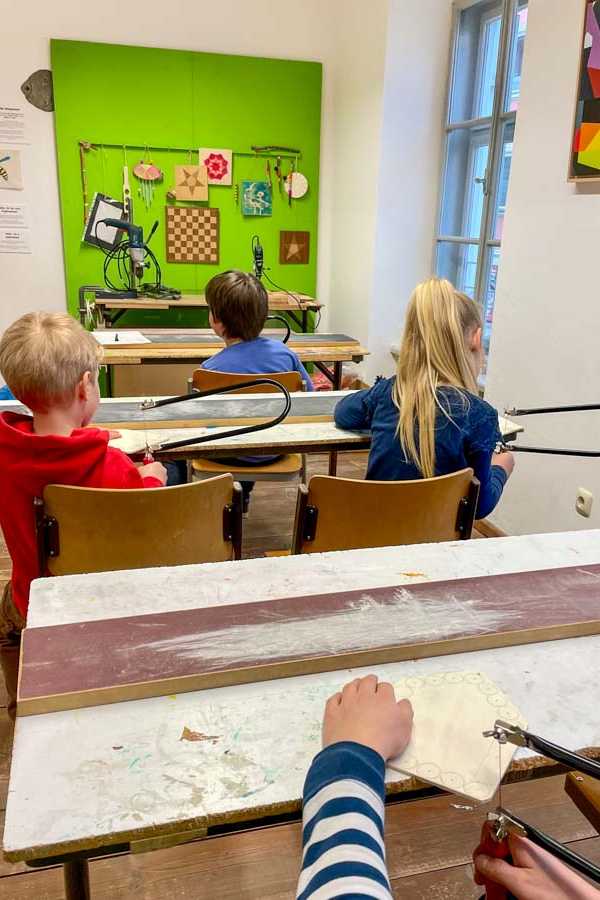 Kinder-Workshop „Holz-Kunstwerke gestalten“ im Holztechnischen Museum