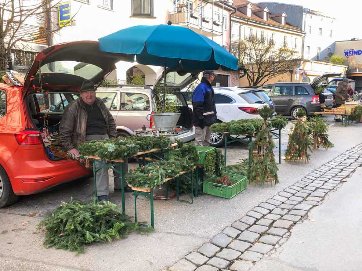 Tannenzweige, Mistelzweige, Vogelbeerensträucher, Tannenzapfen vom Bauernhof in der Ruedorfferpassage Rosenheim