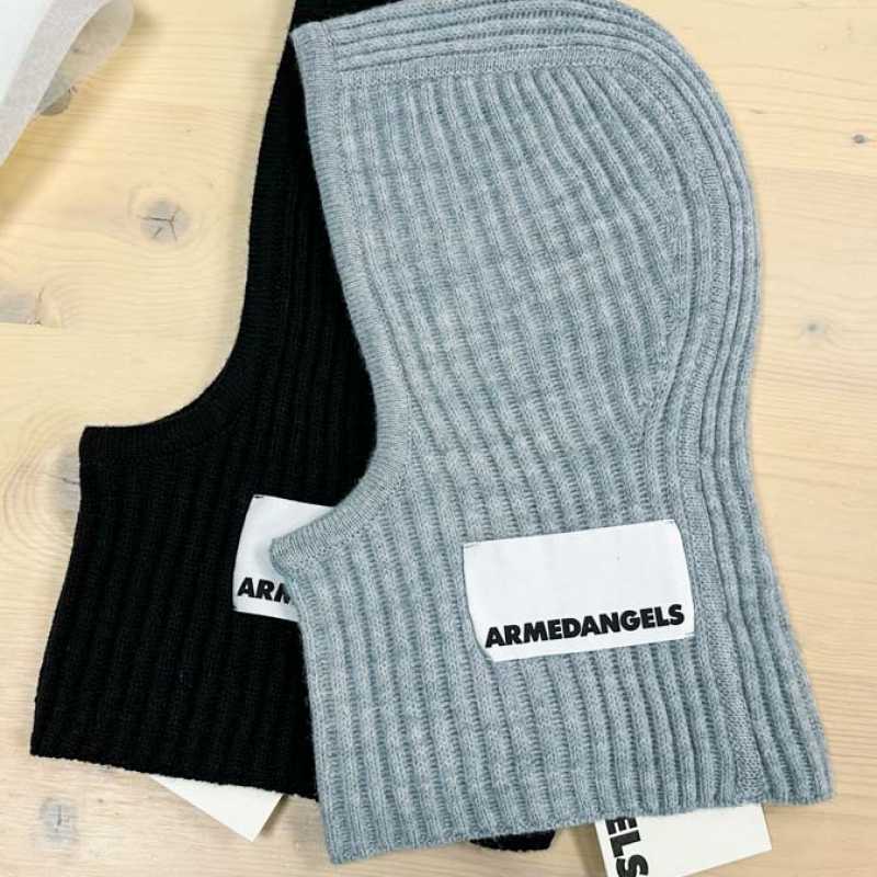 Wärmendes Geschenk: Woll Balaclava. Erhältlich im Precious Rosenheim.