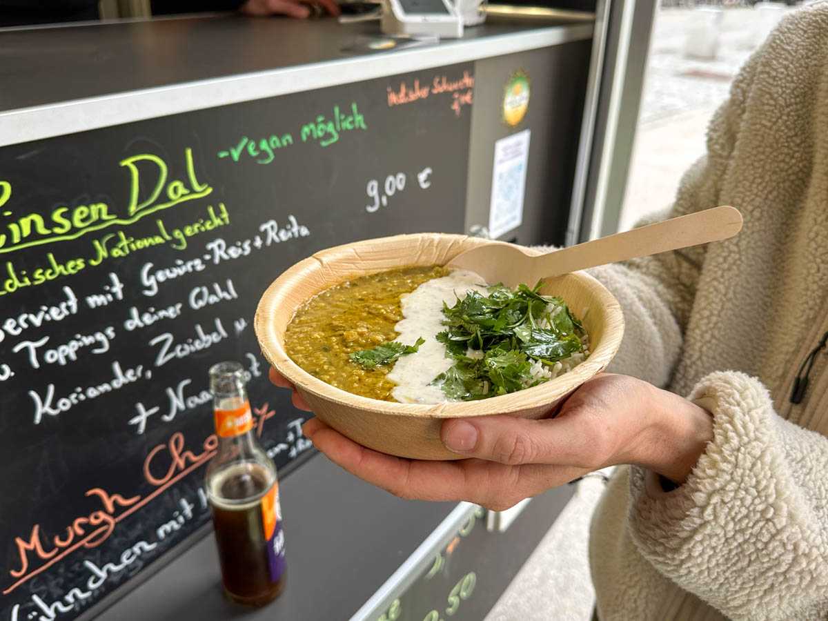 Indischer Foodtruck am Salzstadel vor der Stadbibliothek