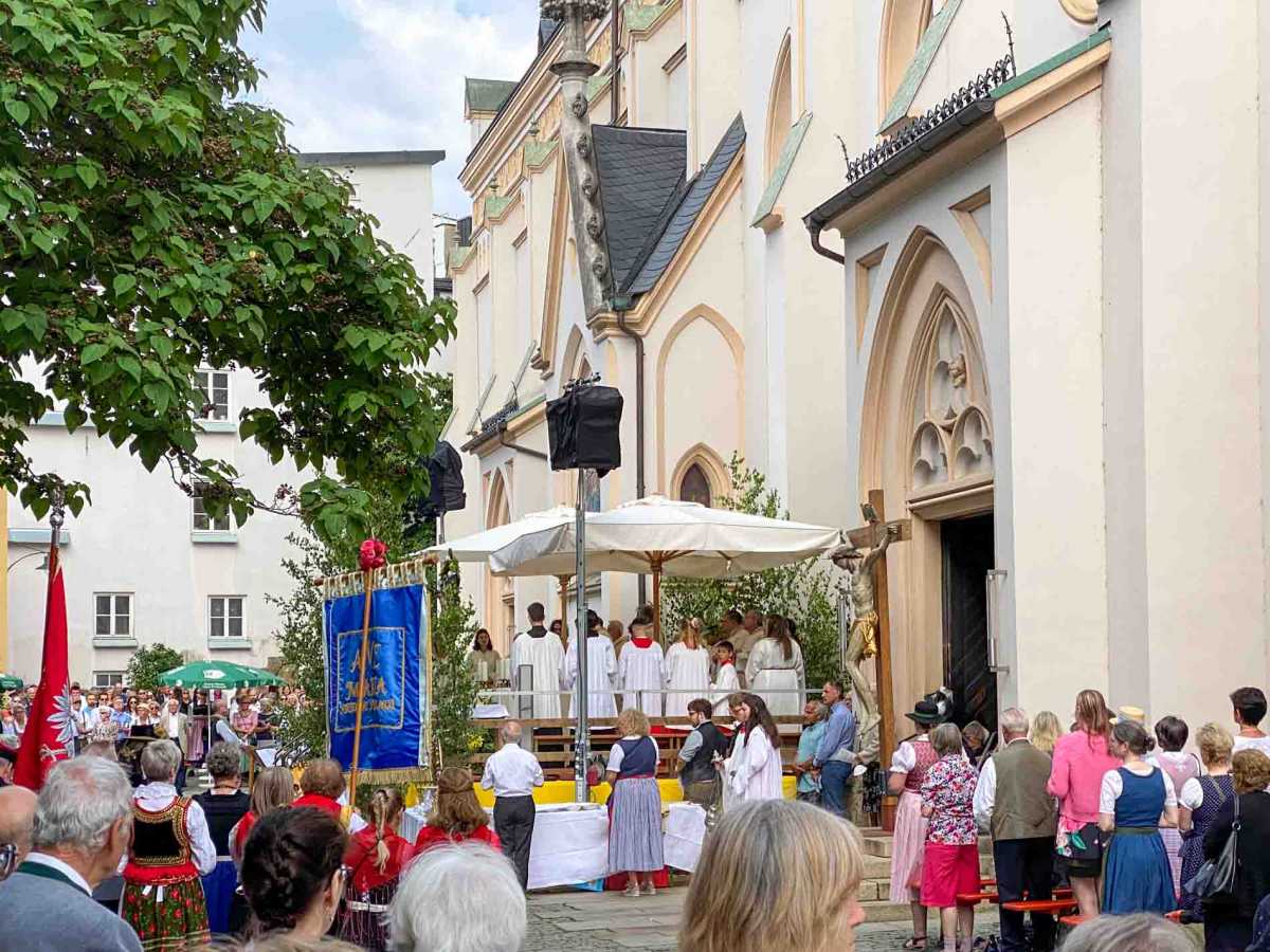 Fronleichnam: Eucharistiefeier am Ludwigsplatz Rosenheim