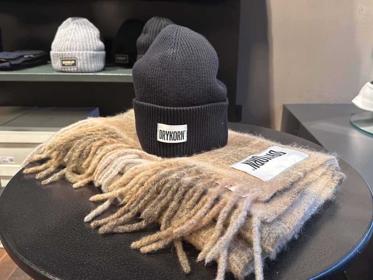 Warm & stylisch: Woll-Beanie & Schal. Erhältlich bei Böck in Rosenheim.