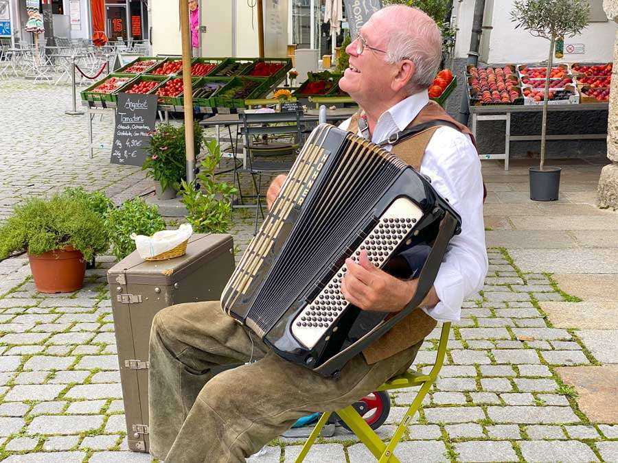 volkstuemlicher_fruehshoppen_harmonika_gruener_markt_ludwigsplatz