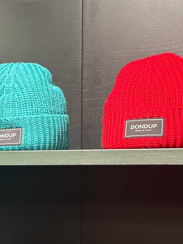 Bunt, cool & warm: Woll-Beanies von Dondup. Erhältlich bei Böck in Rosenheim.