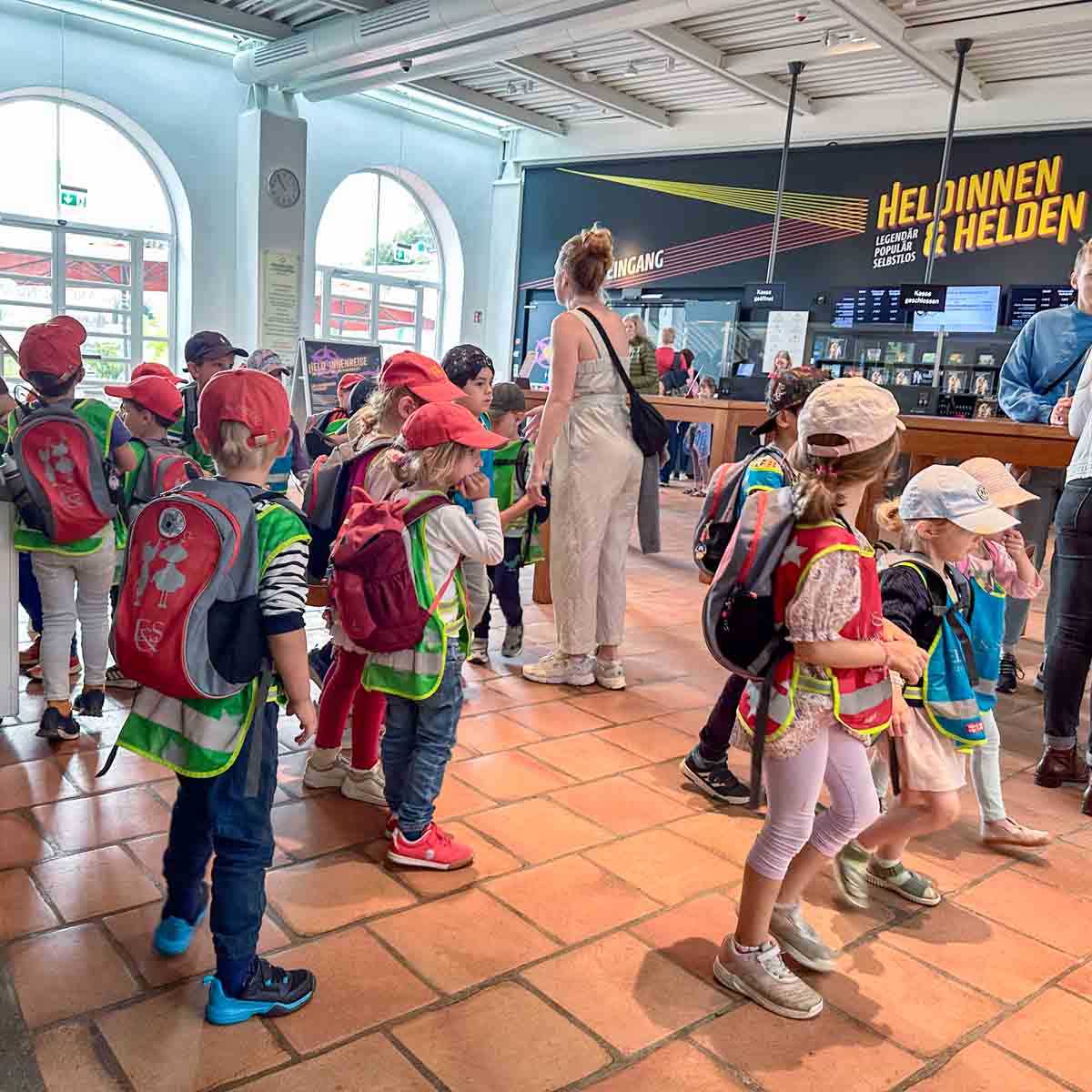 Kinderführung durch die Heldinnen und Helden Ausstellung im Lokschuppen