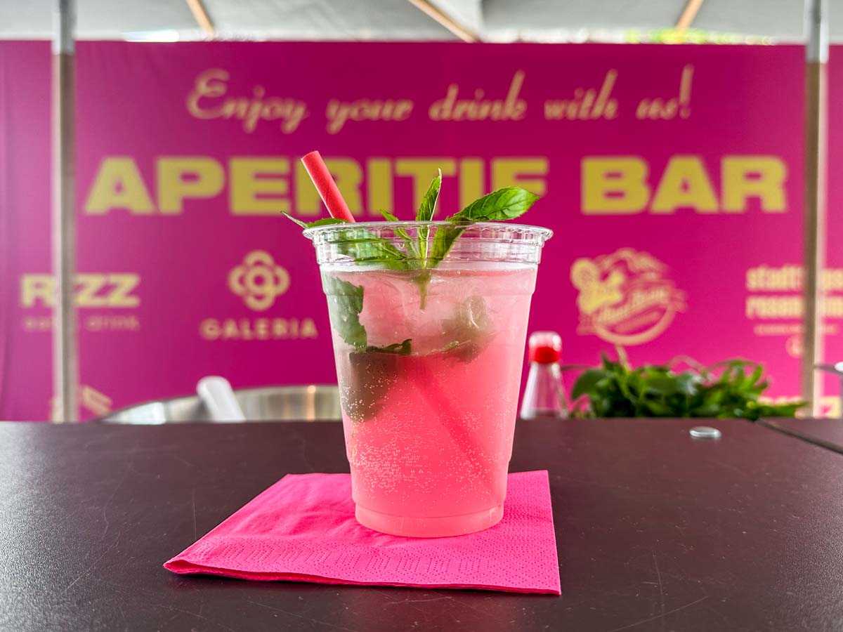 RIZZ Aperitif Bar vor Galeria Karstadt