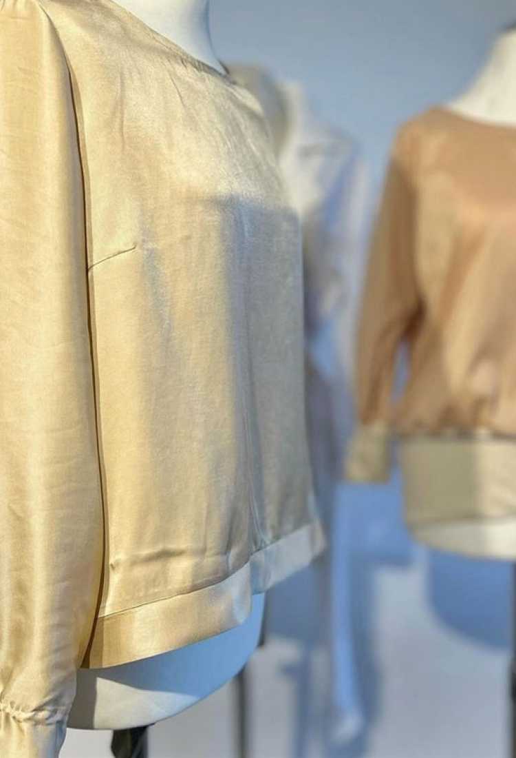 Upcycling Fashion Geschenk: Seidenbluse. Erhältlich im Mitter Store Rosenheim