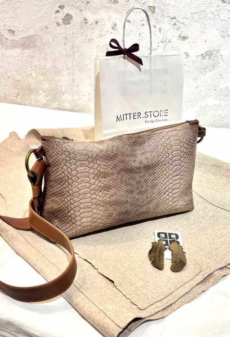 Lässiges Geschenk: Umhängebeutel aus Leder! Erhältlich im Mitter Store Rosenheim.