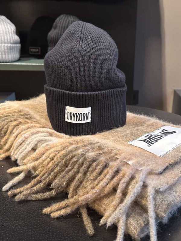 Warm & stylisch: Woll-Beanie & Schal. Erhältlich bei Böck in Rosenheim.