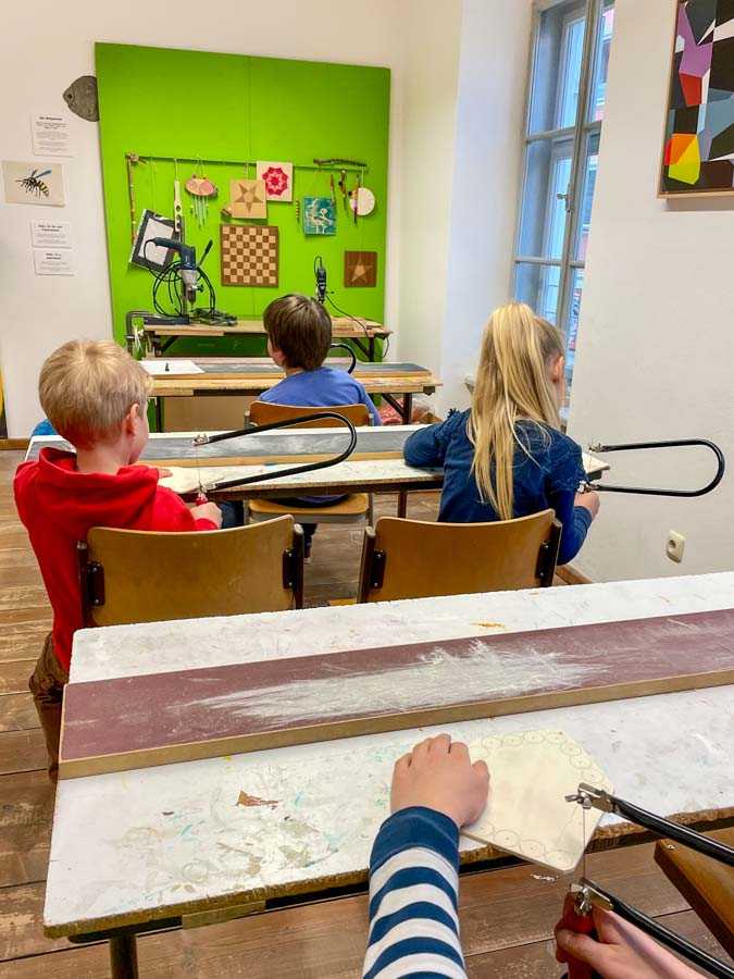 Kinder-Workshop „Holz-Kunstwerke gestalten“ im Holztechnischen Museum