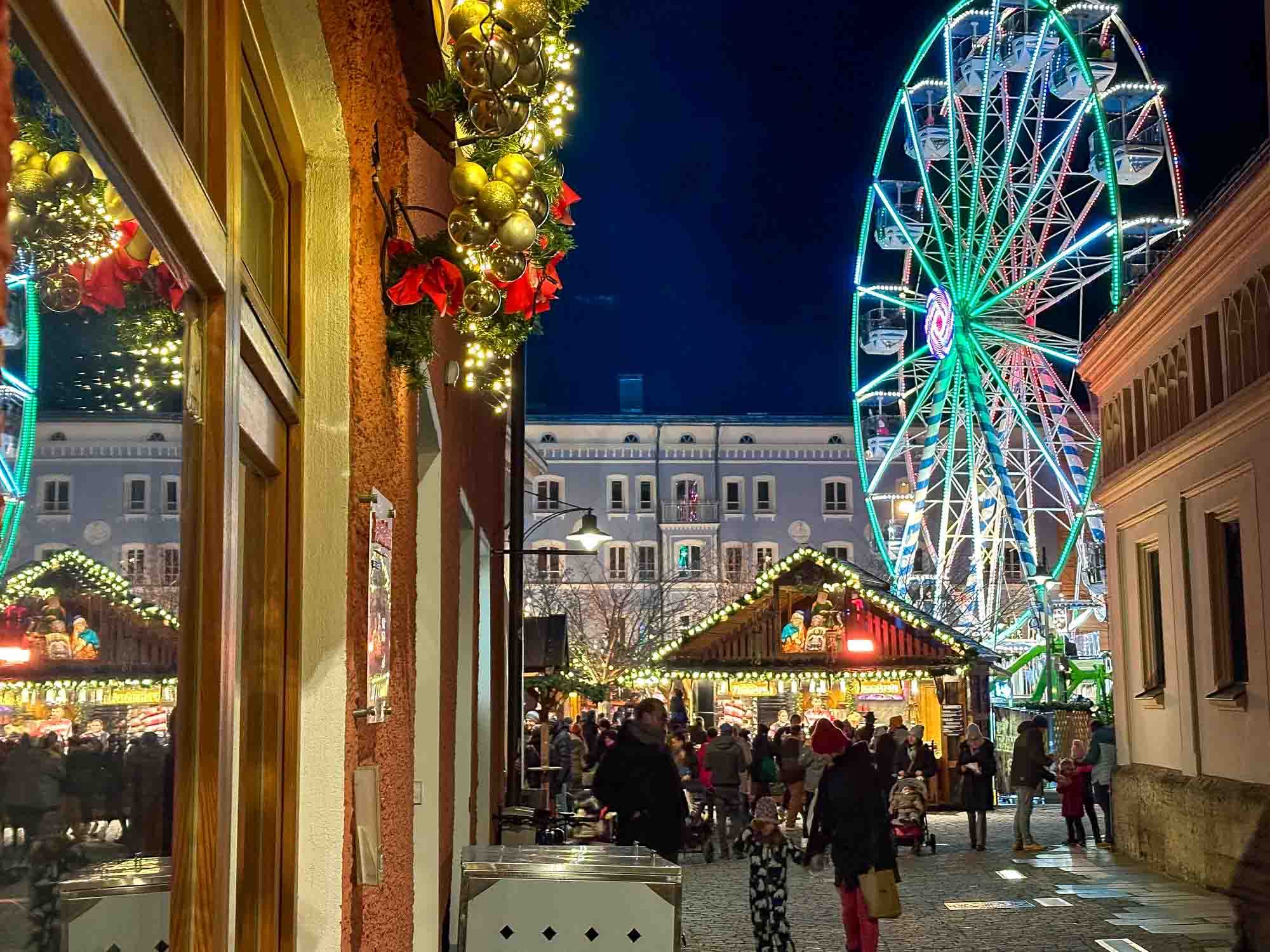 Abendspaziergang über den Christkindlmarkt Rosenheim