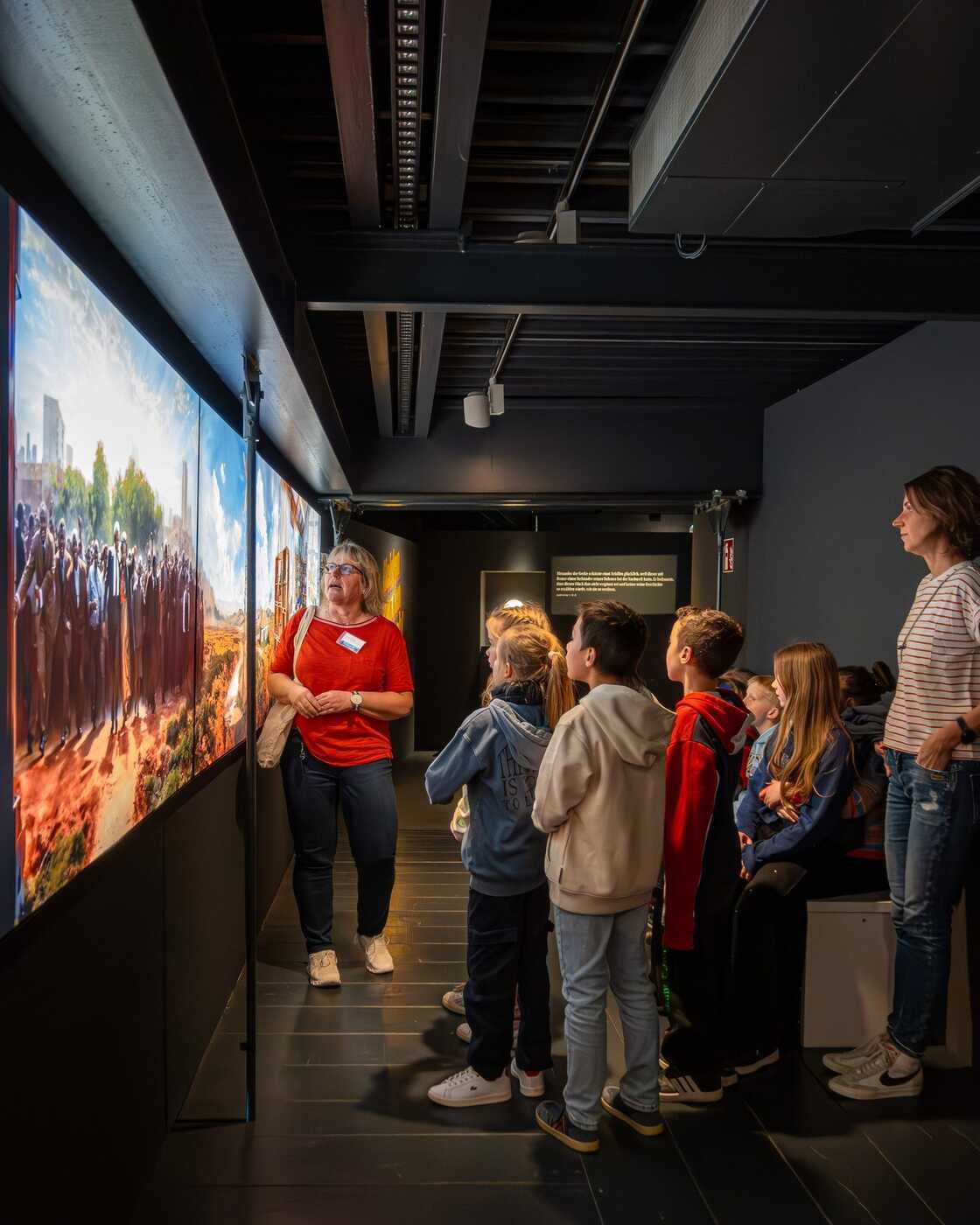 Familienführung durch die Heldinnen und Helden Ausstellung im Lokschuppen