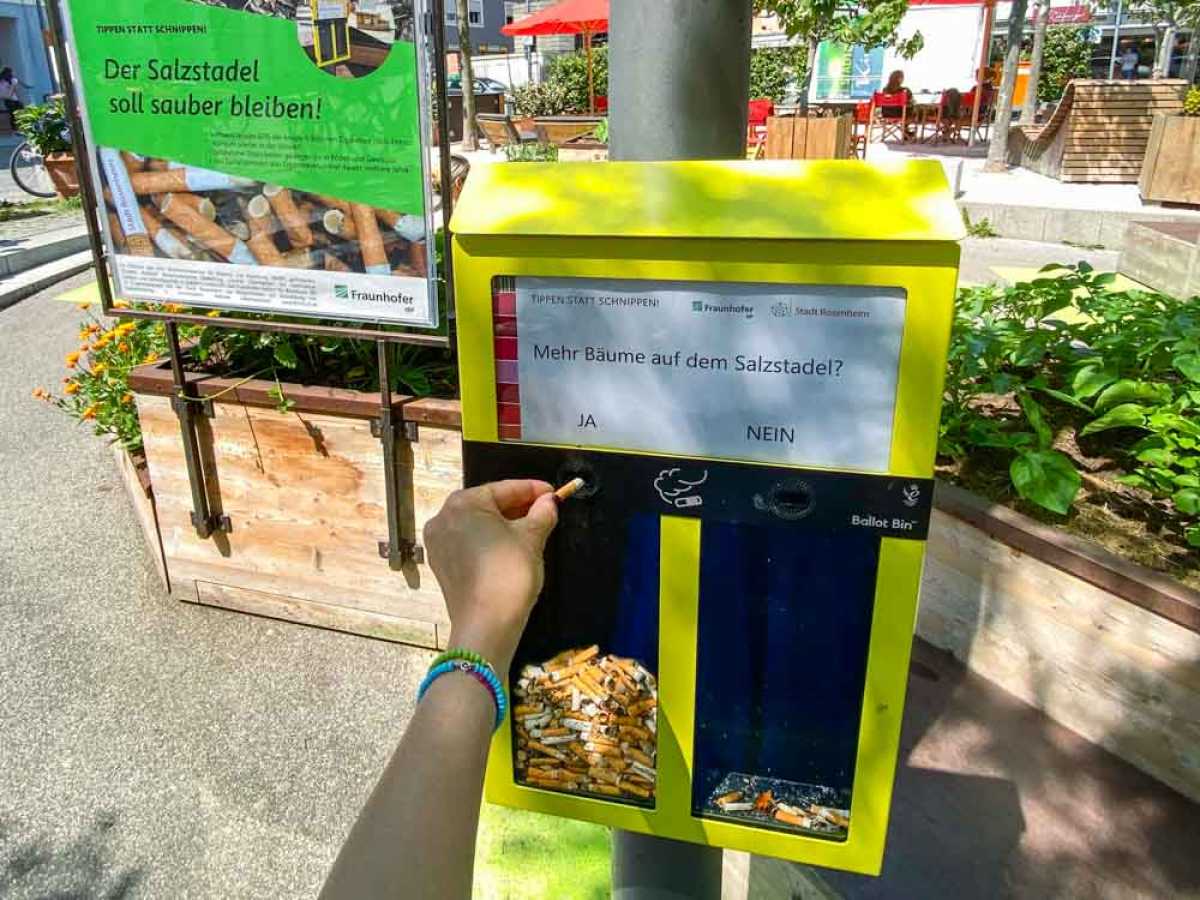 Interaktiver Zigaretten-Mülleimer vor der Stadtbibliothek am Salzstadel